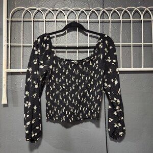 Size M. American Eagle Black & White Flower Cropped Top